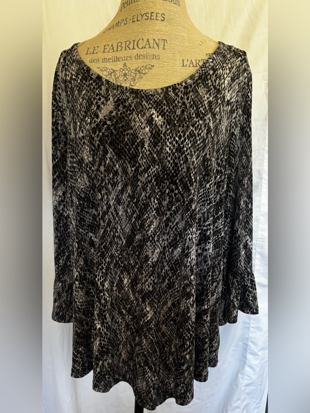 Rafaella Women’s Flutter Sleeve Blouse in Black/White Reptile Sz XL